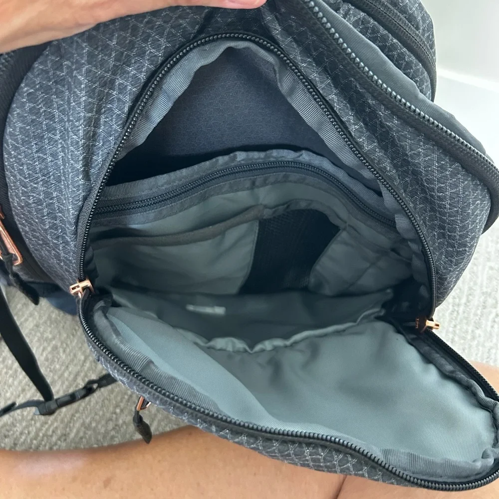 NORTH FACE RECON Heavy Duty Backpack. 18”x14” Standard size.Has 6 pockets.